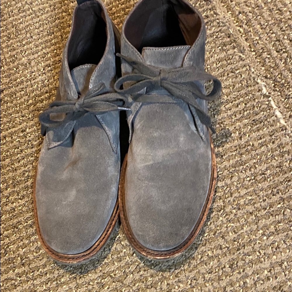 Men's Gray Suede Chukka Boots with Lace-Up Closure